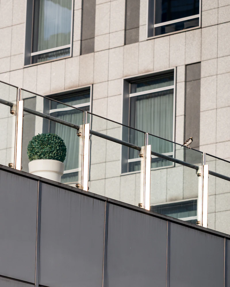 Guarda-corpo de vidro instalado em sacada de edifício