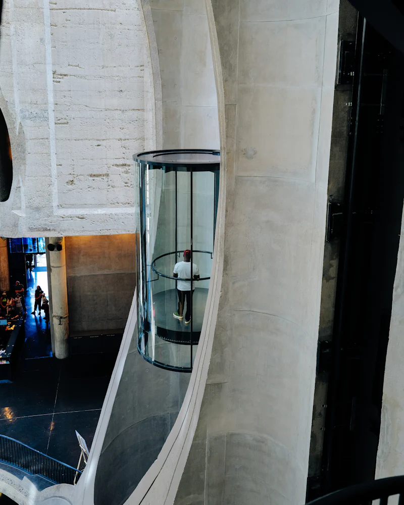 Cabine de elevador panorâmico envidraçada em edifício