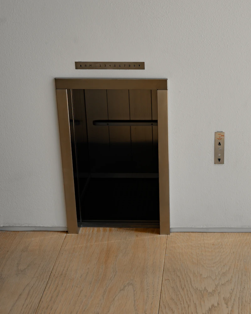 Portas de elevador em acabamento metálico após modernização